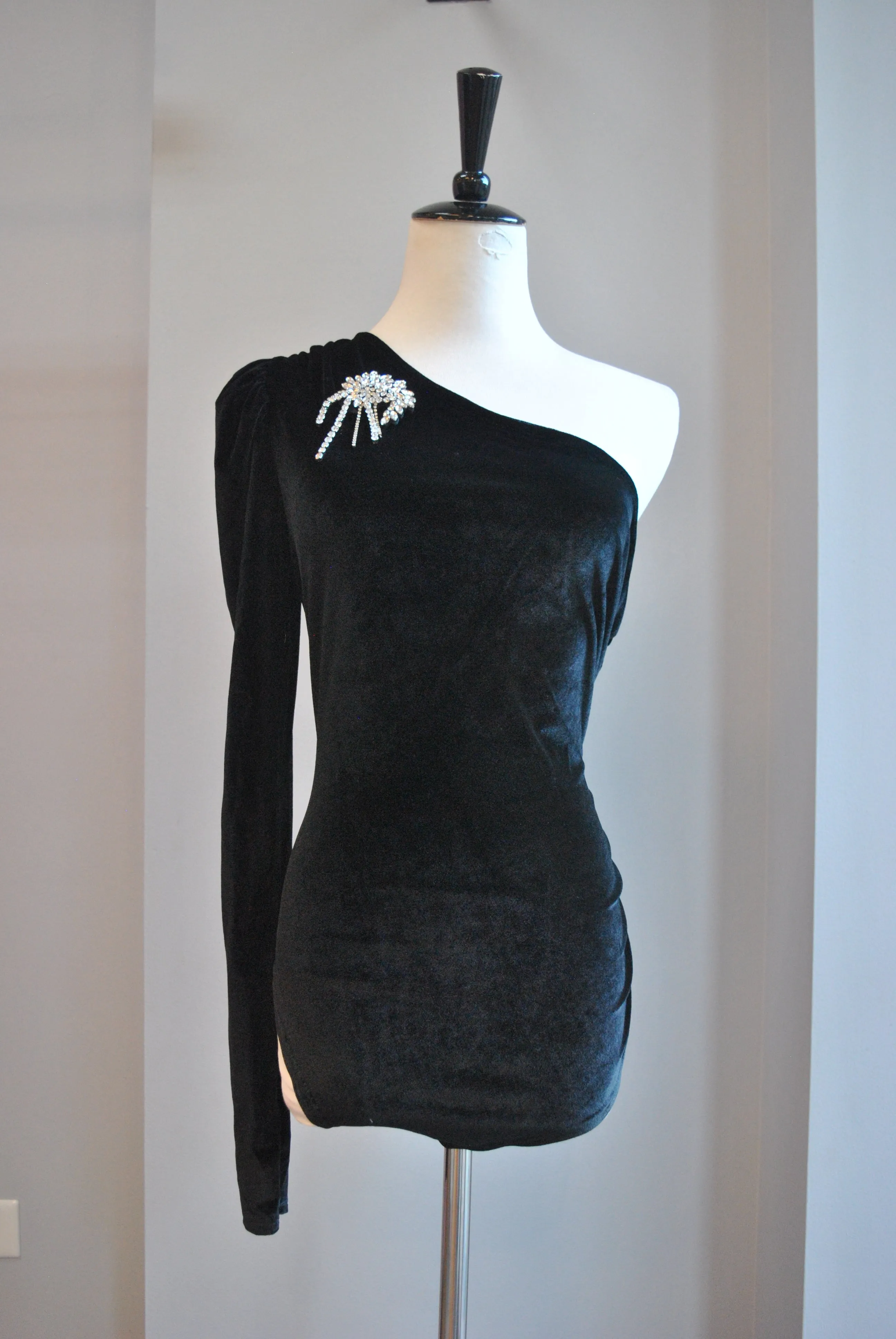 BLACK VELVET ASYMMETRIC BOSYSUIT WITH CRYSTAL DETACHABLE PIN
