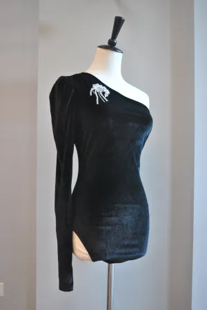 BLACK VELVET ASYMMETRIC BOSYSUIT WITH CRYSTAL DETACHABLE PIN