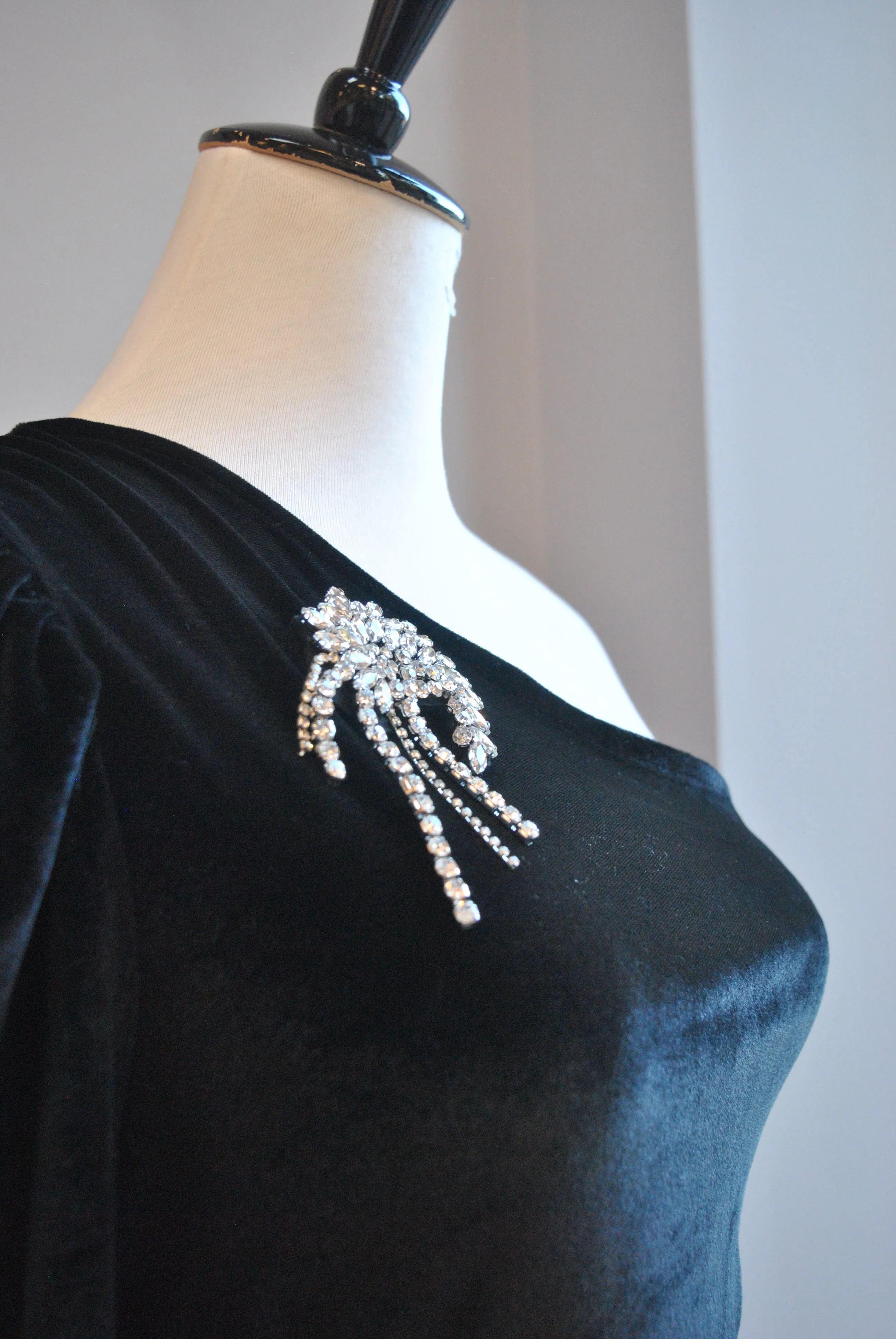 BLACK VELVET ASYMMETRIC BOSYSUIT WITH CRYSTAL DETACHABLE PIN