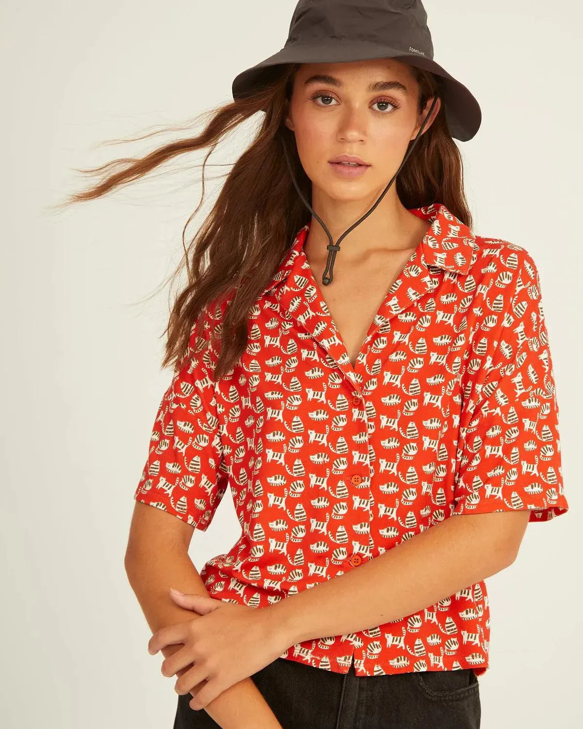 Camisa Xantik Cuello Abierto Cats