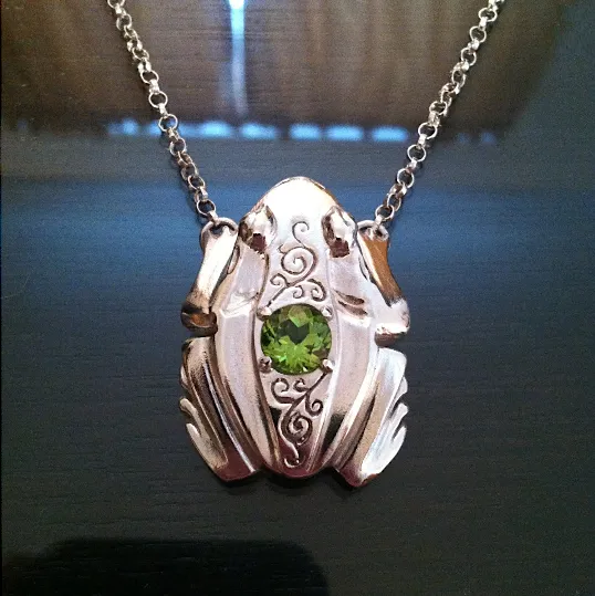 Frog Pendant, 1.5ct Peridot