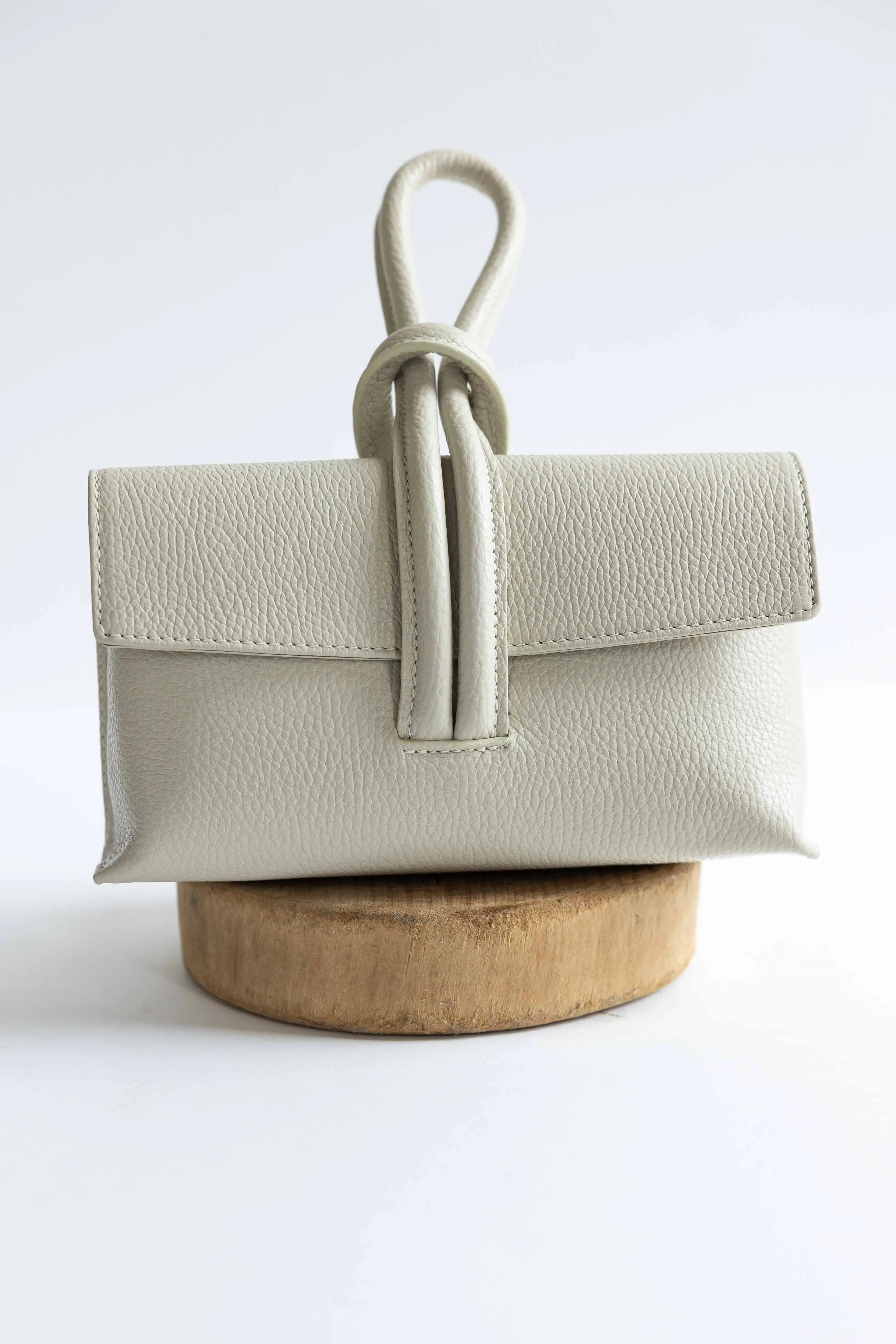 [GERMAN FUENTES] WRISTLET LEATHER BAG-BEIGE