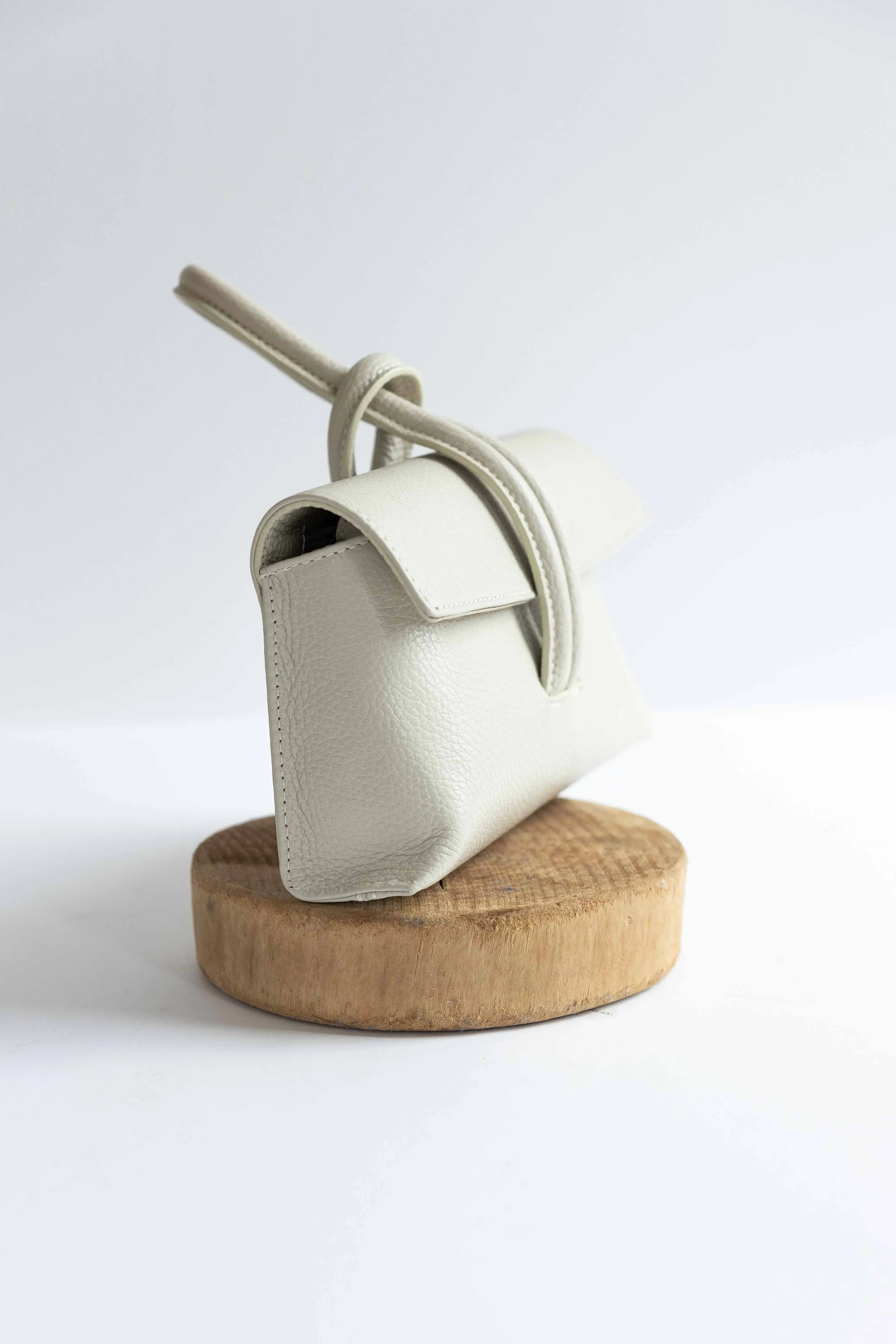 [GERMAN FUENTES] WRISTLET LEATHER BAG-BEIGE