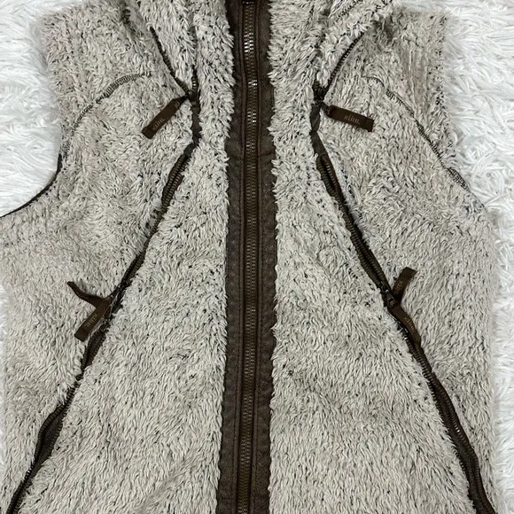KUHL Women’s Flight Vest Jacket Size Medium in Stone / Cream