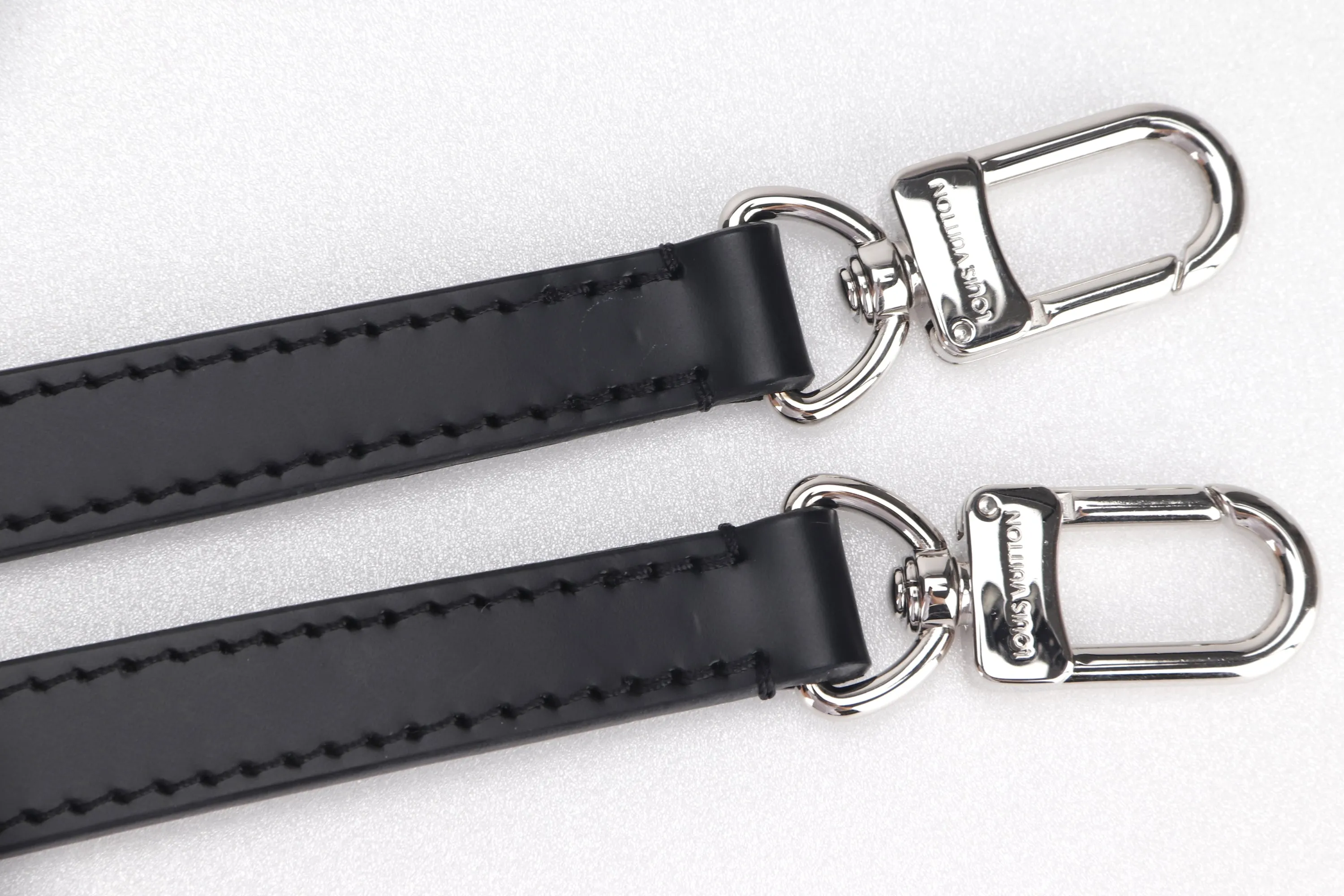 LOUIS VUITTON BLACK SMOOTH LEATHER SHOULDER STRAP SILVER HARDWARE, L 112CM, NO DUST COVER & BOX