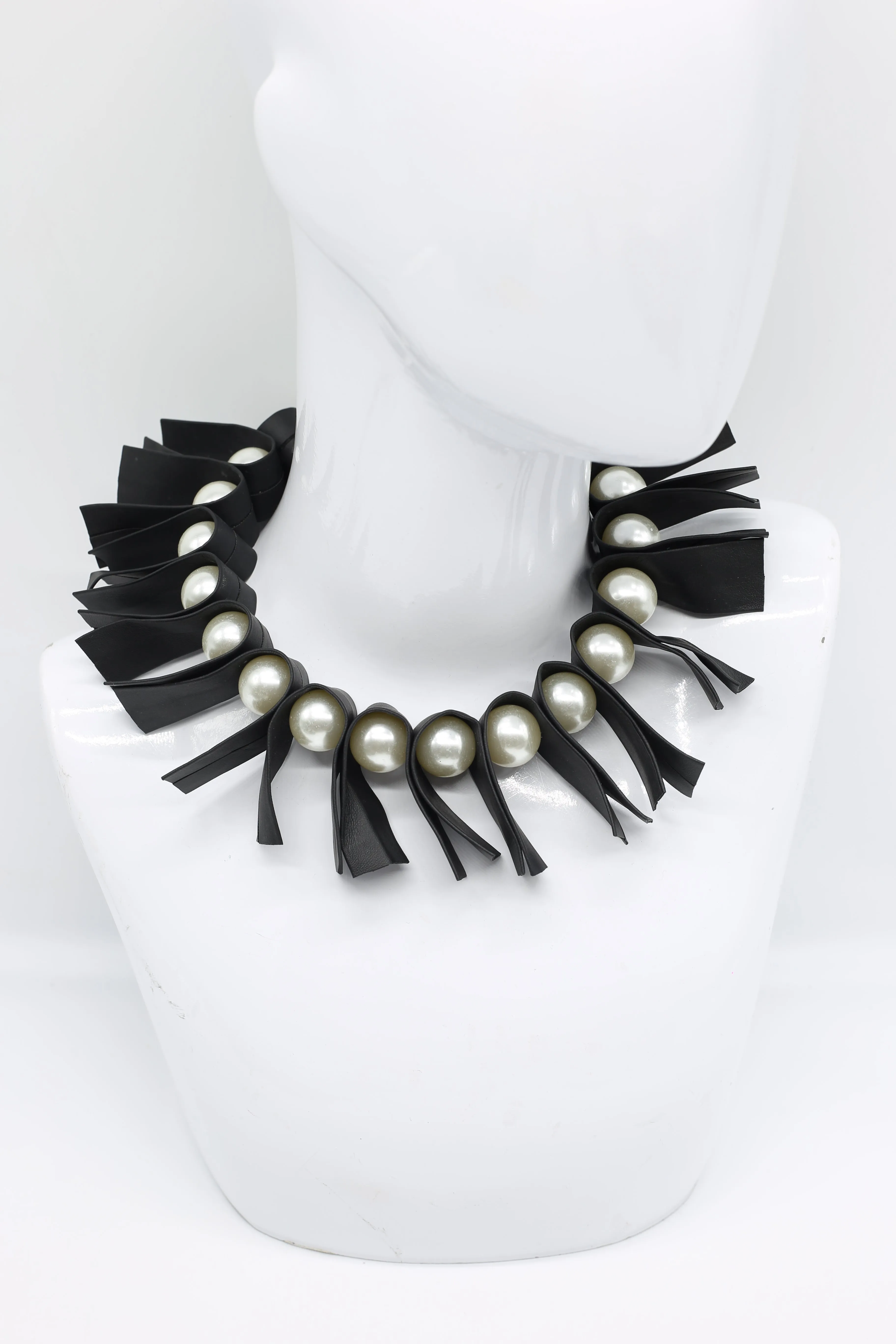 U-shaped Leatherette & Faux Pearls Necklace