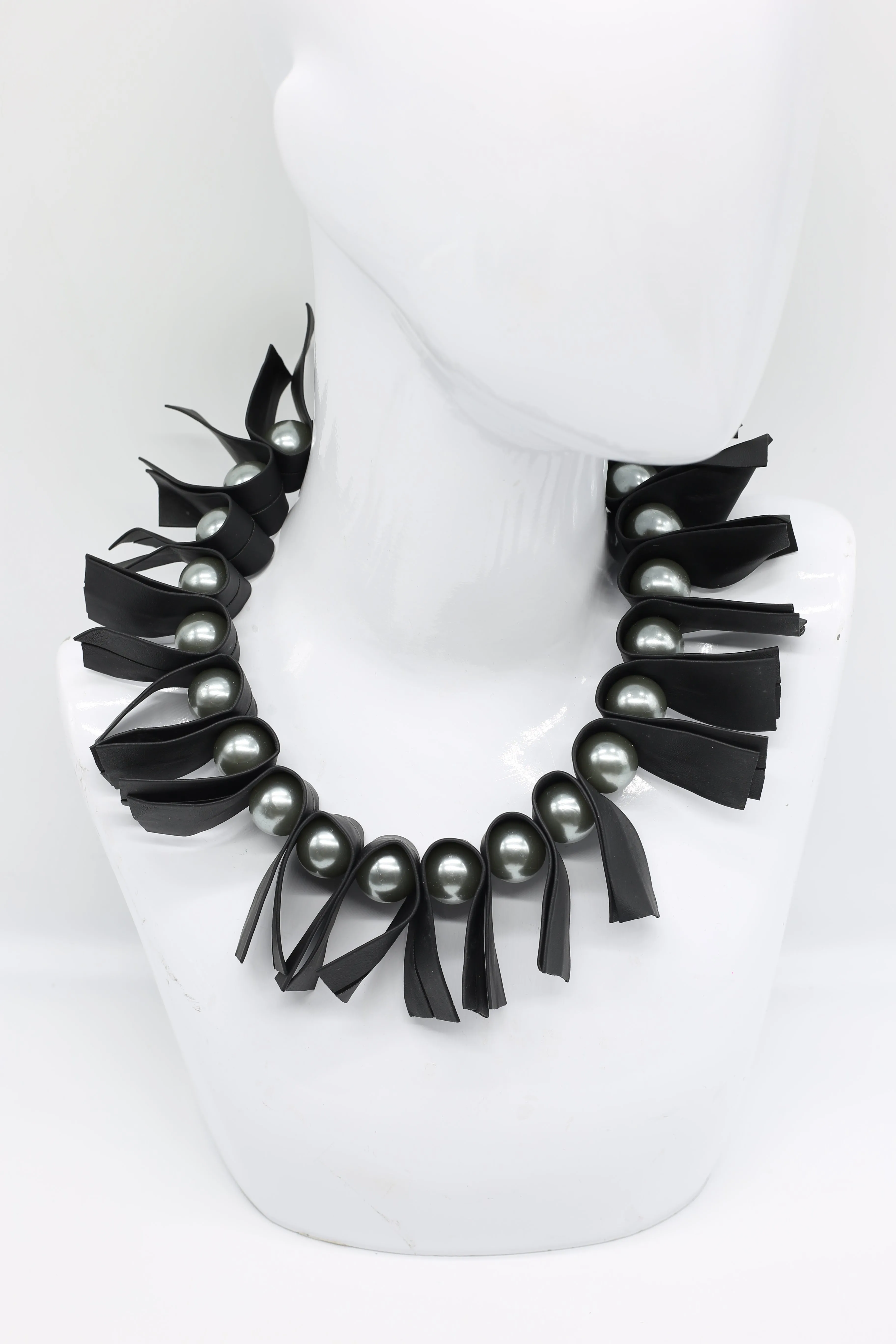 U-shaped Leatherette & Faux Pearls Necklace