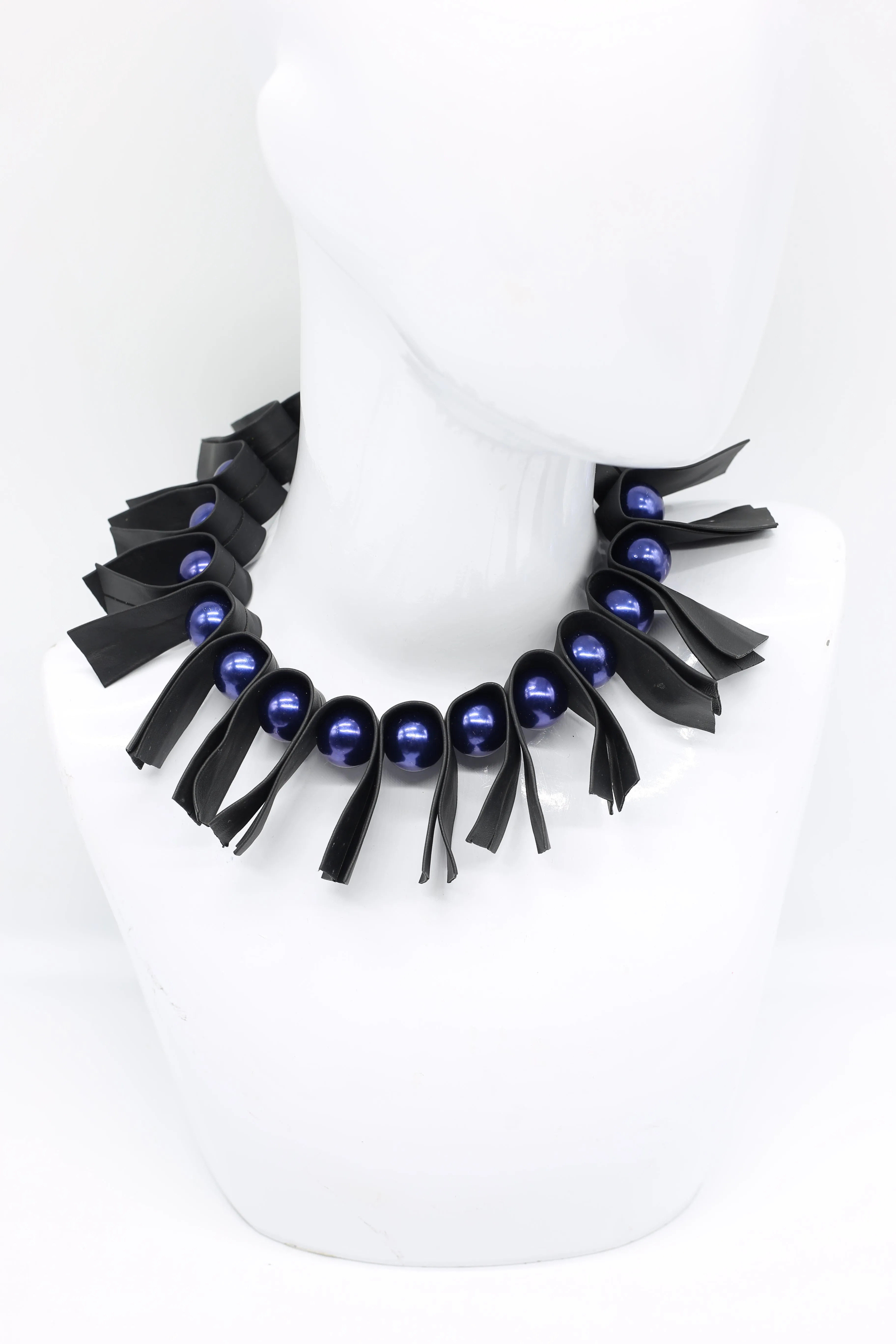 U-shaped Leatherette & Faux Pearls Necklace